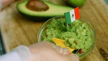 ensalada de guacamole con nachos y bandera mexicana video