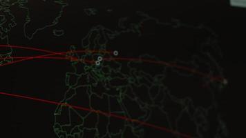 carte du monde avec différentes cibles de cyberattaque. concept de piratage et de technologie. prise de vue macro aux pixels du moniteur video