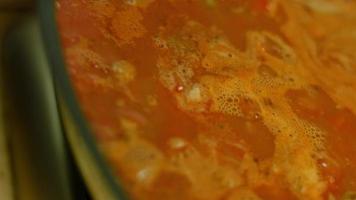 Mischen Sie das Putenfleisch und die Zutaten, die in der Pfanne gebraten werden. chili con carne kochen, mexikanische küche video