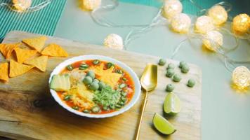 sopa mexicana con tres tipos de queso. sopa real con aguacate añadido y maní con vasabi. uso séquito romántico y cuchara de oro video