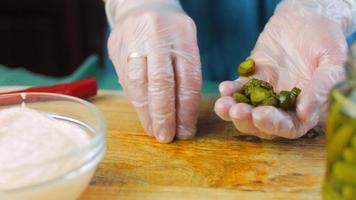 verbesserte Mayonnaise-Sauce. mit gebratenem Gemüse und marinierten Cornishons video