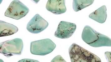 texture de pierres de bijou rare turquoise sur fond isolé de lumière blanche. se déplaçant vers la droite en boucle parfaite. video