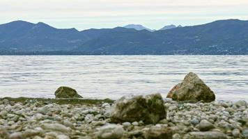 un' sbalorditivo Visualizza di il costa con il bellissimo cielo e mare nel il sfondo video