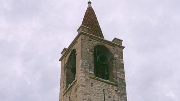 die hoch aufragende spitze der kathedrale von salisbury ist eines der symbolträchtigsten bilder des mittelalterlichen englands video