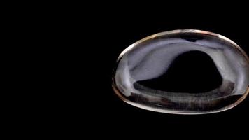 textura de piedra de joya de cuarzo ahumado sobre fondo negro. primer plano macro. moviendo el fondo de bucle sin costuras a la derecha. video