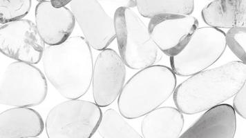textura de pedras de joia de pilha de quartzo esfumaçado sobre fundo branco claro. movendo o cenário de loop perfeito para a direita. video