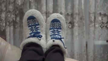 drôles de pantoufles chaudes dans le style ukrainien traditionnel, portées sur les jambes. video