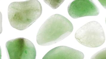 textura de piedras preciosas raras de aventurina verde sobre fondo de luz blanca. moviendo el fondo de bucle sin costuras a la derecha. video
