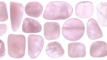 isolato rosa quarzo pietre impostato struttura. in movimento giusto senza soluzione di continuità ciclo continuo sfondo. video