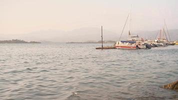 fethiye, kalkoen - oktober 21, 2022. leven 4k video. jachten zijn afgemeerd in de baai. zonsondergang in de baai van fethiye, selectief aandacht naar de schepen. vakantie video