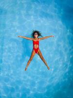 niña flotando en la piscina foto