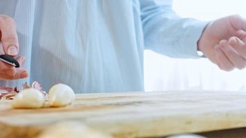 fritte uova nel georgiano cucina, chirbuli. uova con pomodori cottura a vapore nel il padella video