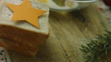 el proceso antes y después de hacer tostadas francesas árbol de navidad ambiente festivo. video