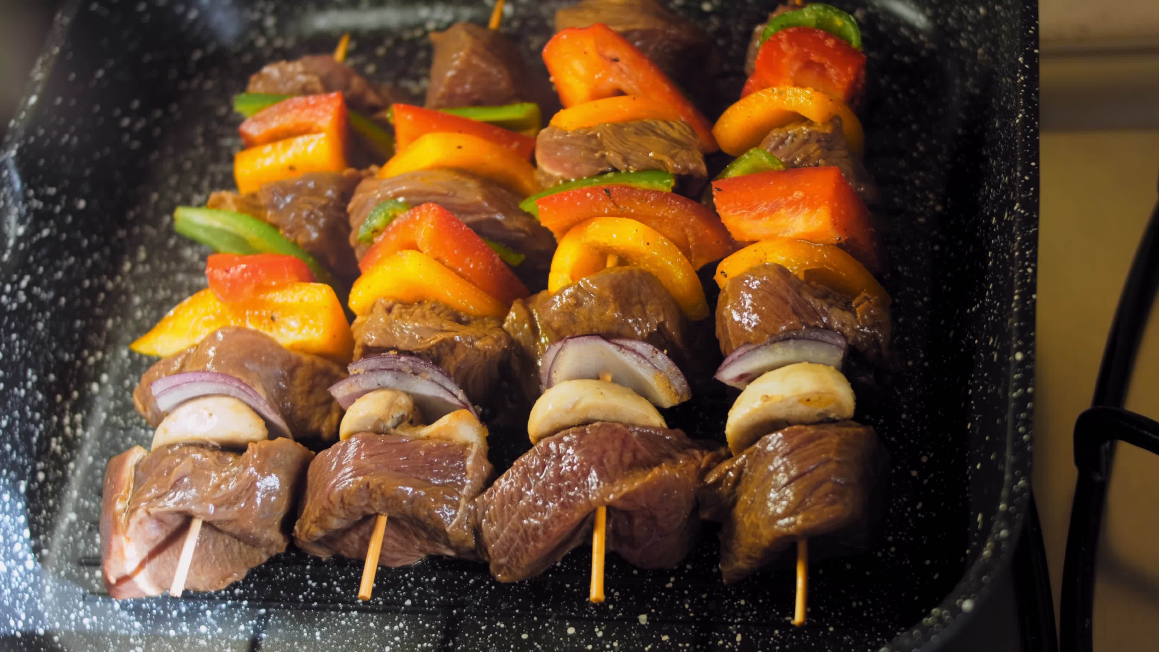 marinierte Rindfleischspieße mit auf dem Grill zubereitetem Gemüse. Der ...