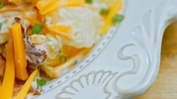 piment jalapeno, salade de pommes de terre au bacon. cuisine dans le style rétro des années 20 video
