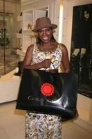 sheryl lee ralph comprando zapatos y bolsos en sherman oaks, ca el 9 de octubre de 2008 foto