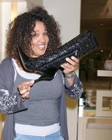 kym whitley comprando zapatos y bolsos en sherman oaks, ca el 9 de octubre de 2008 foto