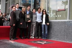 chuck lorre y el elenco de la teoría del big bang en la ceremonia del paseo de la fama de hollywood para el escritor y productor de televisión chuck lorre en los ángeles, ca el 12 de marzo de 2009 foto