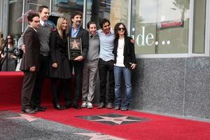 chuck lorre y el elenco de la teoría del big bang en la ceremonia del paseo de la fama de hollywood para el escritor y productor de televisión chuck lorre en los ángeles, ca el 12 de marzo de 2009 foto