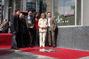 chuck lorre y el elenco de dos hombres y medio en la ceremonia del paseo de la fama de hollywood para el escritor y productor de televisión chuck lorre en los ángeles, ca el 12 de marzo de 2009 foto