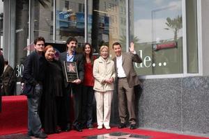 chuck lorre y el elenco de dos hombres y medio en la ceremonia del paseo de la fama de hollywood para el escritor y productor de televisión chuck lorre en los ángeles, ca el 12 de marzo de 2009 foto