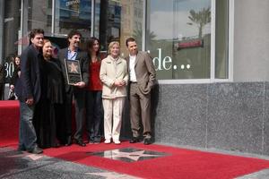 chuck lorre y el elenco de dos hombres y medio en la ceremonia del paseo de la fama de hollywood para el escritor y productor de televisión chuck lorre en los ángeles, ca el 12 de marzo de 2009 foto