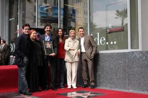 chuck lorre y el elenco de dos hombres y medio en la ceremonia del paseo de la fama de hollywood para el escritor y productor de televisión chuck lorre en los ángeles, ca el 12 de marzo de 2009 foto