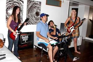 amy pham, zachary levi, joshua gomez y ashley campbell chuck fiesta inaugural presentada por guitar hero five roosevelt hotel pool los angeles, ca 10 de octubre de 2009 foto