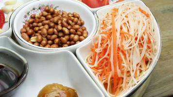 salada de mamão ingrediente ou som tum, comida tailandesa tradicional video