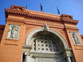 edificio del museo de arqueología en el cairo, egipto foto