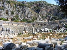 antiguo anfiteatro romano nea por tumbas lykian en myra, demre, turquía foto
