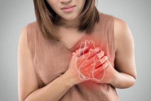 la foto del corazón está en el cuerpo de la mujer, dolor de corazón severo, ataque cardíaco o calambres dolorosos, enfermedad cardíaca, presión en el pecho con expresión dolorosa.