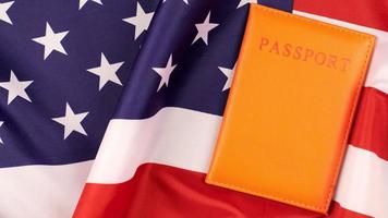 pasaporte en la bandera de los estados unidos de américa foto