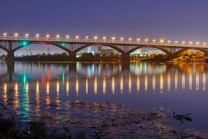 iluminación del puente de la ciudad de noche foto