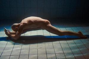 hombre de deporte atlético bajo el agua en la piscina. deportes, yoga, concepto de buceo libre