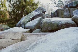 enormes piedras redondas congeladas en el parque de invierno foto