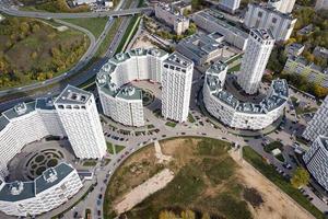 volar un dron sobre un edificio alto. foto