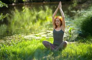 mujer de yoga meditando al atardecer. modelo femenino de meditación en serena armonía foto