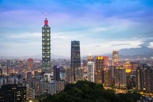 taipei, taiwán, los turistas van a ver el panorama del paisaje urbano ver el edificio más alto y el famoso paisaje que es el hermoso lugar para viajar en taiwán desde la montaña elefante foto