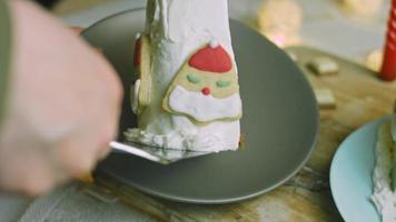 Kerstmis taart met peperkoek koekjes in de vorm van de kerstman claus. vakantie atmosfeer met kaarsen en lichten video