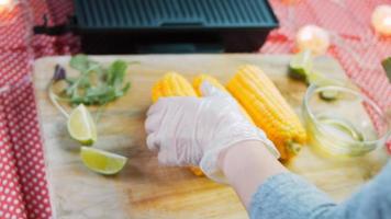 I put three ripe corn plants on the table video