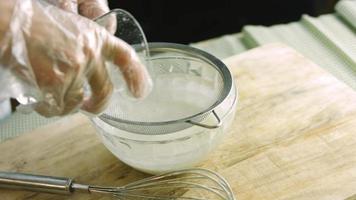 impastare il Impasto. ingredienti per il Impasto . il migliore fatti in casa Pan di zenzero biscotto video