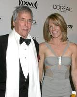 burt bacharach y su esposa clive davis fiesta anual pre-grammy beverly hilton hotel beverly hills, ca 7 de febrero de 2006 foto