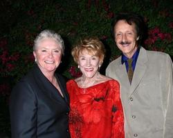 susan flannery, jeanne cooper y michael logan en una fiesta privada de cumpleaños número 80 para jeanne cooper organizada por lee bell en su casa en beverly hills, ca el 23 de octubre de 2008 foto