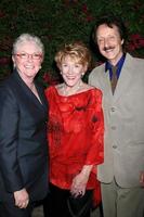 susan flannery, jeanne cooper y michael logan en una fiesta privada de cumpleaños número 80 para jeanne cooper organizada por lee bell en su casa en beverly hills, ca el 23 de octubre de 2008 foto