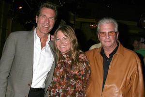 peter bergman, maria arena bell y paul rauch en el set de los jóvenes y los inquietos celebrando el 80 cumpleaños de jeanne cooper en los angeles, ca el 24 de octubre de 2008 foto