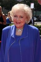 betty white llegando a los premios emmy creativos en horario estelar en el nokia center en los angeles, ca el 12 de septiembre de 2009 foto