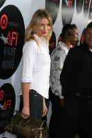 cameron diaz llegando al saludo afi a las películas presentadas por target en el arclight theater en los angeles, ca el 1 de octubre de 2008 foto