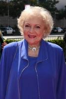 betty white llegando a los premios emmy creativos en horario estelar en el nokia center en los angeles, ca el 12 de septiembre de 2009 foto