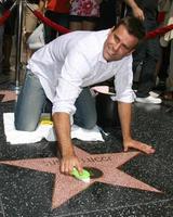 cameron mathison limpiando la estrella de susan lucci en el paseo de la fama de hollywood adyacente al teatro kodak piror a los emmy diurnos en el complejo hollywood and highland en hollywood, ca 19 de junio de 2008 foto